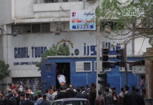 قوات الامن تدفع باحد المعتقلين الى عربة الترحيلات.jpg