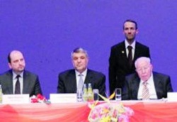 ملف:البروفيسور المجاهد نجم الدين أربكان في مؤتمر بألمانيا.jpg