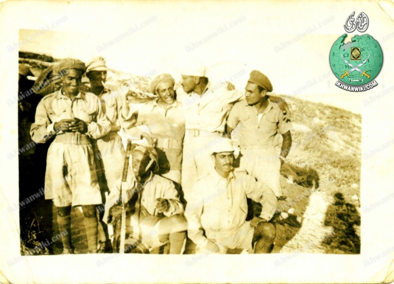 ملف:بعض-مجاهدي-الإخوان-مع-عساكر-الجيش-المصري-عام-1948م.jpg