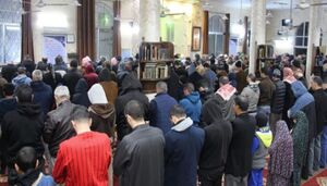 آلاف المواطنين يؤدون.jpeg