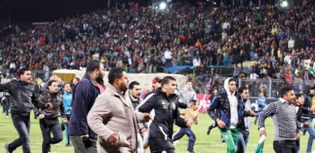 يحتجون على أحكام.jpg