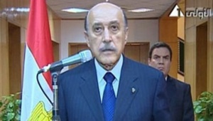 عمر سليمان يلقي بيان التنحي.jpg