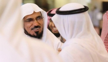 يهاتف عائلته قبل جلسة محاكمة.jpg