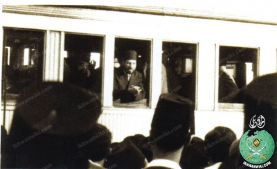 الإمام-حسن-البنا-في-القطار-المتجه-للصعيد-ويودعه-إخوانه.jpg